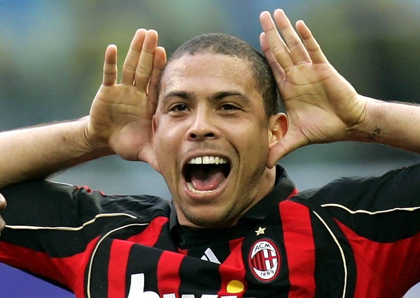 Una foto storica. Ronaldo all&#39;Inter resta fino al 2002. Poi vola a Madrid e nel 2007 sbarca al Milan. Eccolo felice dopo un gol agli ex. Il derby è quello dell&#39;11 marzo 2007. Vincerà l&#39;Inter 2-1. Reuters